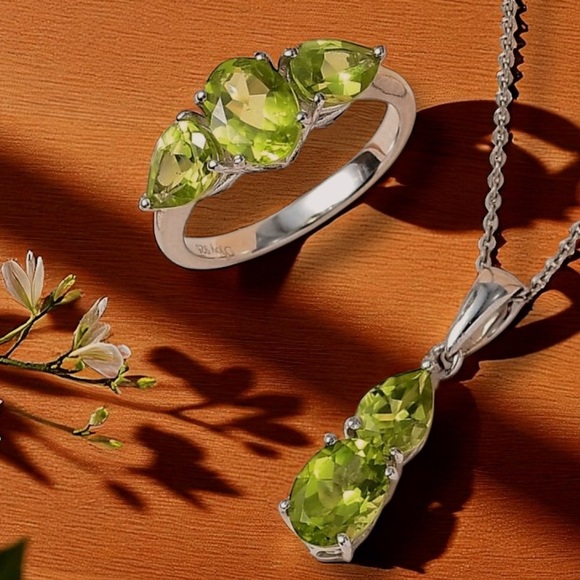 Sterling Silver and Peridot Green Gemstone Ring - Picture 3 of 14